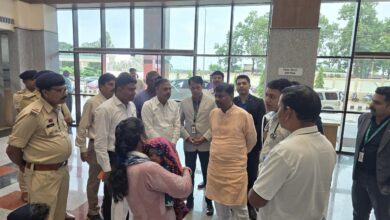 घायल जवानों से मिले वन मंत्री केदार कश्यप, बेहतर उपचार के दिए निर्देश…. घायल जवानों से मिले वन मंत्री केदार कश्यप, बेहतर उपचार के दिए निर्देश….