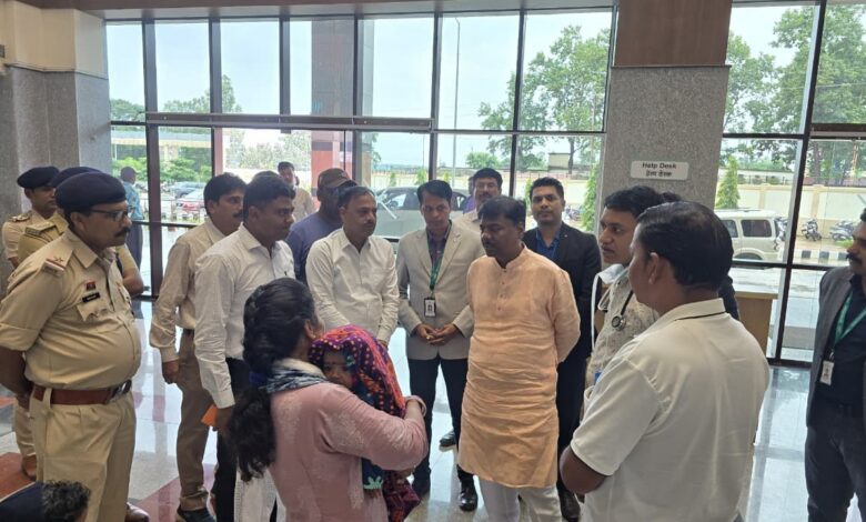 घायल जवानों से मिले वन मंत्री केदार कश्यप, बेहतर उपचार के दिए निर्देश…. घायल जवानों से मिले वन मंत्री केदार कश्यप, बेहतर उपचार के दिए निर्देश….