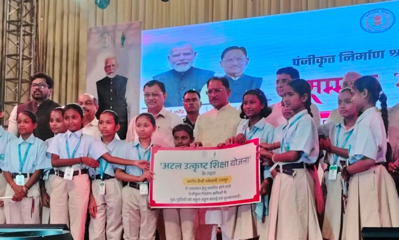 अटल उत्कृष्ट शिक्षा योजना से श्रमिक परिवारों के बच्चों के सपनों को मिली नई उड़ान…..