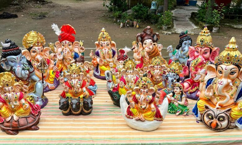 आस्था के साथ पर्यावरण संरक्षण का संदेश दे रही बंदियों की गणेश प्रतिमाएं….