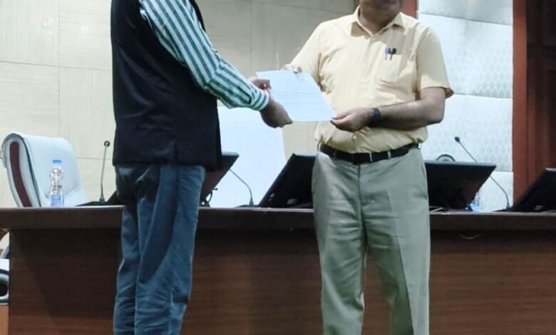 कर्मयोगी पोर्टल में प्रदेश में द्वितीय स्थान पर रहे व्याख्याता प्रेम नारायण नायक, मुख्य सचिव ने किया सम्मानित….. कर्मयोगी पोर्टल में प्रदेश में द्वितीय स्थान पर रहे व्याख्याता प्रेम नारायण नायक, मुख्य सचिव ने किया सम्मानित…..