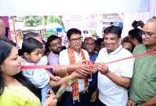 रायगढ़ में श्रीकृष्ण जन्माष्टमी मेले के अवसर पर विशाल भंडारे का आयोजन, वित्त मंत्री ओ.पी. चौधरी ने किया भंडारे का उद्घाटन, श्रद्धालुओं को वितरित किया प्रसाद….