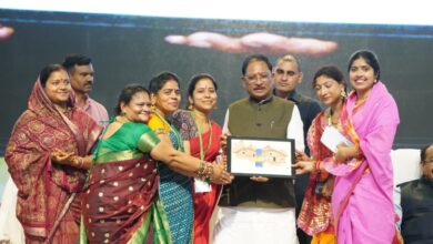 सड़क किनारे पसरे पर अचानक पहुंचे मुख्यमंत्री विष्णु देव साय, मीरा के पसरे से खरीदा ‘आशीर्वाद का दीया’….. सड़क किनारे पसरे पर अचानक पहुंचे मुख्यमंत्री विष्णु देव साय, मीरा के पसरे से खरीदा ‘आशीर्वाद का दीया’…..