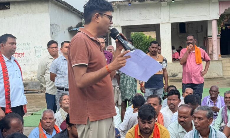 ग्राम सकरबोगा में वित्त मंत्री ओ.पी. चौधरी ने ग्रामीणों से किया आत्मीय संवाद, ग्रामीणों की समस्याएं सुनीं, विकास कार्यों में तेजी का दिया भरोसा….