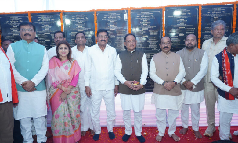 मुख्यमंत्री विष्णु देव साय ने बेमेतरा जिले को दी 183 करोड़ के विकास कार्यों की सौगात… मुख्यमंत्री विष्णु देव साय ने बेमेतरा जिले को दी 183 करोड़ के विकास कार्यों की सौगात…