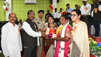 शिक्षक दिवस पर बलरामपुर में जिला स्तरीय समारोह- 21 उत्कृष्ट शिक्षक ज्ञानदीप और शिक्षादूत पुरस्कार से सम्मानित, शिक्षक केवल पाठ्यक्रम पूरा कराने वाला नहीं, बल्कि पीढ़ी का निर्माता- मंत्री रामविचार नेताम…..