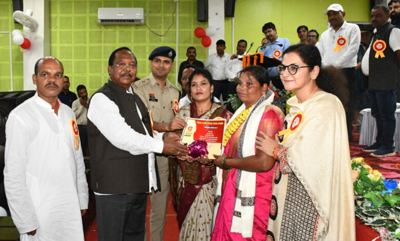 शिक्षक दिवस पर बलरामपुर में जिला स्तरीय समारोह- 21 उत्कृष्ट शिक्षक ज्ञानदीप और शिक्षादूत पुरस्कार से सम्मानित, शिक्षक केवल पाठ्यक्रम पूरा कराने वाला नहीं, बल्कि पीढ़ी का निर्माता- मंत्री रामविचार नेताम….. शिक्षक दिवस पर बलरामपुर में जिला स्तरीय समारोह- 21 उत्कृष्ट शिक्षक ज्ञानदीप और शिक्षादूत पुरस्कार से सम्मानित, शिक्षक केवल पाठ्यक्रम पूरा कराने वाला नहीं, बल्कि पीढ़ी का निर्माता- मंत्री रामविचार नेताम…..