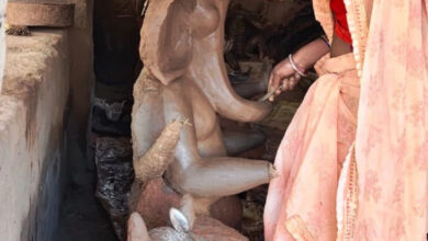 गणपति बप्पा की मिट्टी की प्रतिमा बनाकर बस्तर की महिलाओं ने हुनर से कमाए 1.80 लाख रुपए…..