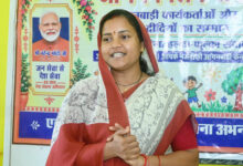 मंत्री लक्ष्मी राजवाड़े ने आंगनबाड़ी केंद्रों में बच्चों को कराया न्योता भोज, माताओं को भेंट किए मुनगा के पौधे….