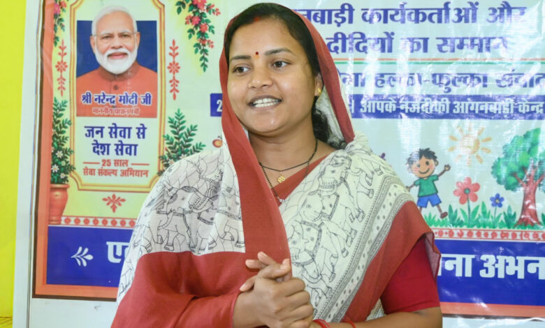 मंत्री लक्ष्मी राजवाड़े ने आंगनबाड़ी केंद्रों में बच्चों को कराया न्योता भोज, माताओं को भेंट किए मुनगा के पौधे…. मंत्री लक्ष्मी राजवाड़े ने आंगनबाड़ी केंद्रों में बच्चों को कराया न्योता भोज, माताओं को भेंट किए मुनगा के पौधे….
