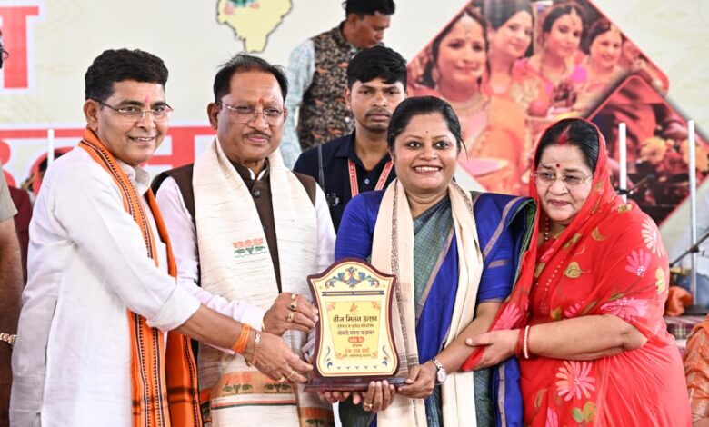 माताओं-बहनों का सम्मान, सुरक्षा और आर्थिक सशक्तिकरण हमारी सर्वोच्च प्राथमिकता : मुख्यमंत्री विष्णु देव साय… माताओं-बहनों का सम्मान, सुरक्षा और आर्थिक सशक्तिकरण हमारी सर्वोच्च प्राथमिकता : मुख्यमंत्री विष्णु देव साय…