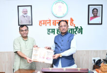 राजभाषा आयोग के अध्यक्ष प्रभात मिश्रा ने मुख्यमंत्री विष्णु देव साय से की भेंट….