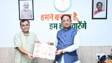 राजभाषा आयोग के अध्यक्ष प्रभात मिश्रा ने मुख्यमंत्री विष्णु देव साय से की भेंट…. राजभाषा आयोग के अध्यक्ष प्रभात मिश्रा ने मुख्यमंत्री विष्णु देव साय से की भेंट….