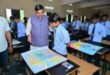 बच्चों ने रंगों में उकेरी विकसित भारत की तस्वीर, शिक्षा मंत्री गजेन्द्र यादव ने बढ़ाया उत्साह…. बच्चों ने रंगों में उकेरी विकसित भारत की तस्वीर, शिक्षा मंत्री गजेन्द्र यादव ने बढ़ाया उत्साह….