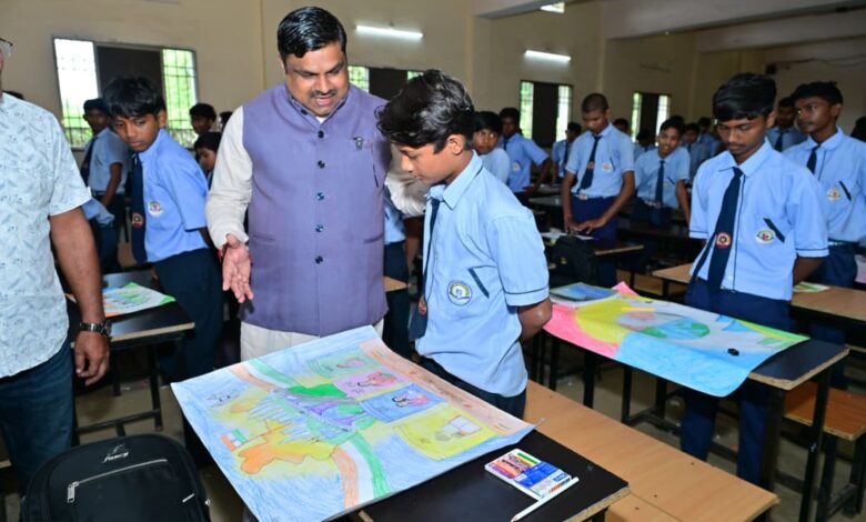बच्चों ने रंगों में उकेरी विकसित भारत की तस्वीर, शिक्षा मंत्री गजेन्द्र यादव ने बढ़ाया उत्साह…. बच्चों ने रंगों में उकेरी विकसित भारत की तस्वीर, शिक्षा मंत्री गजेन्द्र यादव ने बढ़ाया उत्साह….
