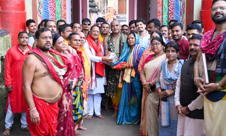 भगवान लिंगराज के दर्शन कर मुख्यमंत्री विष्णु देव साय ने की प्रदेश की सुख-समृद्धि और खुशहाली की कामना…. भगवान लिंगराज के दर्शन कर मुख्यमंत्री विष्णु देव साय ने की प्रदेश की सुख-समृद्धि और खुशहाली की कामना….