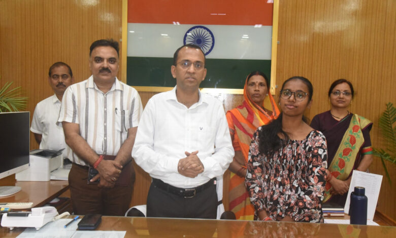 मुख्यमंत्री विष्णु देव साय की संवेदनशील पहल से पूजा के डॉक्टर बनने के सपने को मिला संबल, आर्थिक तंगी और 66 प्रतिशत दिव्यांगता को मात देकर पूजा ने हासिल की नीट में सफलता… मुख्यमंत्री विष्णु देव साय की संवेदनशील पहल से पूजा के डॉक्टर बनने के सपने को मिला संबल, आर्थिक तंगी और 66 प्रतिशत दिव्यांगता को मात देकर पूजा ने हासिल की नीट में सफलता…