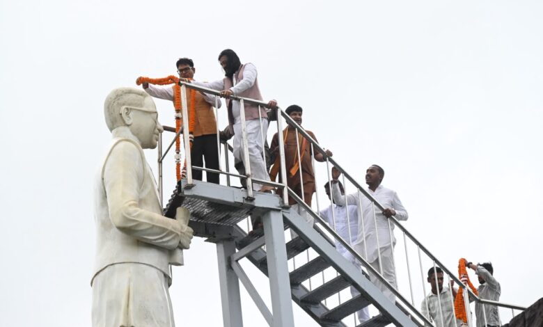 पंडित दीनदयाल उपाध्याय की जयंती पर वित्त मंत्री ओ.पी. चौधरी ने किया श्रद्धापूर्वक नमन, नवा रायपुर में पंडित दीनदयाल उपाध्याय की प्रतिमा पर किया माल्यार्पण….