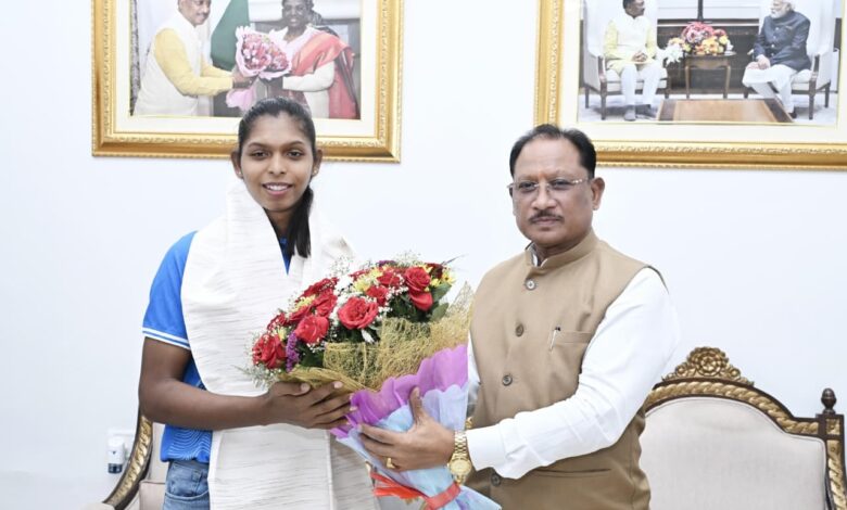 एशियन गेम्स की स्वर्ण पदक विजेता टीम की संजू देवी को मुख्यमंत्री विष्णु देव साय ने 51 लाख रुपए की प्रोत्साहन राशि देने की घोषणा की….. एशियन गेम्स की स्वर्ण पदक विजेता टीम की संजू देवी को मुख्यमंत्री विष्णु देव साय ने 51 लाख रुपए की प्रोत्साहन राशि देने की घोषणा की…..
