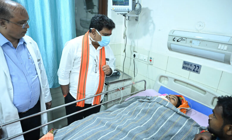 उप मुख्यमंत्री विजय शर्मा ने एम्स रायपुर में महाराष्ट्र सड़क हादसे के घायलों से की मुलाकात, विशेषज्ञ चिकित्सकों से उपचार की जानकारी लेकर बेहतर इलाज के दिए निर्देश….. उप मुख्यमंत्री विजय शर्मा ने एम्स रायपुर में महाराष्ट्र सड़क हादसे के घायलों से की मुलाकात, विशेषज्ञ चिकित्सकों से उपचार की जानकारी लेकर बेहतर इलाज के दिए निर्देश…..