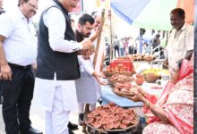 सड़क किनारे पसरे पर अचानक पहुंचे मुख्यमंत्री विष्णु देव साय, मीरा के पसरे से खरीदा ‘आशीर्वाद का दीया’…..