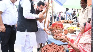 सड़क किनारे पसरे पर अचानक पहुंचे मुख्यमंत्री विष्णु देव साय, मीरा के पसरे से खरीदा ‘आशीर्वाद का दीया’….. सड़क किनारे पसरे पर अचानक पहुंचे मुख्यमंत्री विष्णु देव साय, मीरा के पसरे से खरीदा ‘आशीर्वाद का दीया’…..