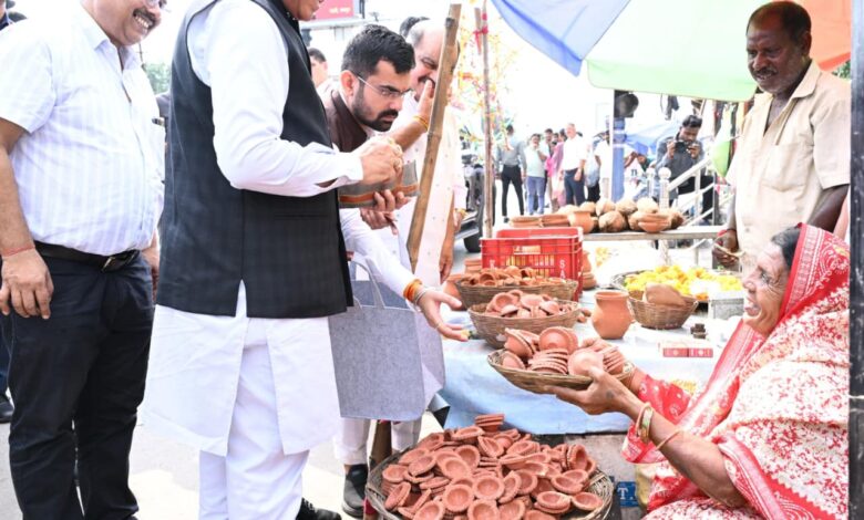 सड़क किनारे पसरे पर अचानक पहुंचे मुख्यमंत्री विष्णु देव साय, मीरा के पसरे से खरीदा ‘आशीर्वाद का दीया’…..