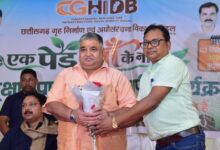गृह निर्माण मंडल की आवासीय योजनाओं में चलेगा ‘एक पेड़ माँ के नाम’ अभियान, पर्यटन एवं संस्कृति मंत्री राजेश अग्रवाल ने अंबिकापुर से किया शुभारंभ, सरगवां में वृक्षारोपण के साथ बाउंड्रीवाल एवं ओपन जिम का लोकार्पण…..