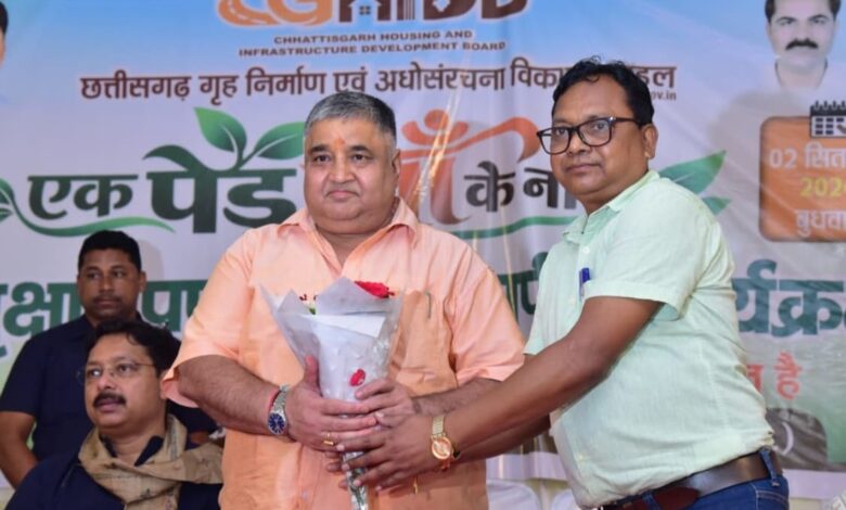 गृह निर्माण मंडल की आवासीय योजनाओं में चलेगा ‘एक पेड़ माँ के नाम’ अभियान, पर्यटन एवं संस्कृति मंत्री राजेश अग्रवाल ने अंबिकापुर से किया शुभारंभ, सरगवां में वृक्षारोपण के साथ बाउंड्रीवाल एवं ओपन जिम का लोकार्पण…..