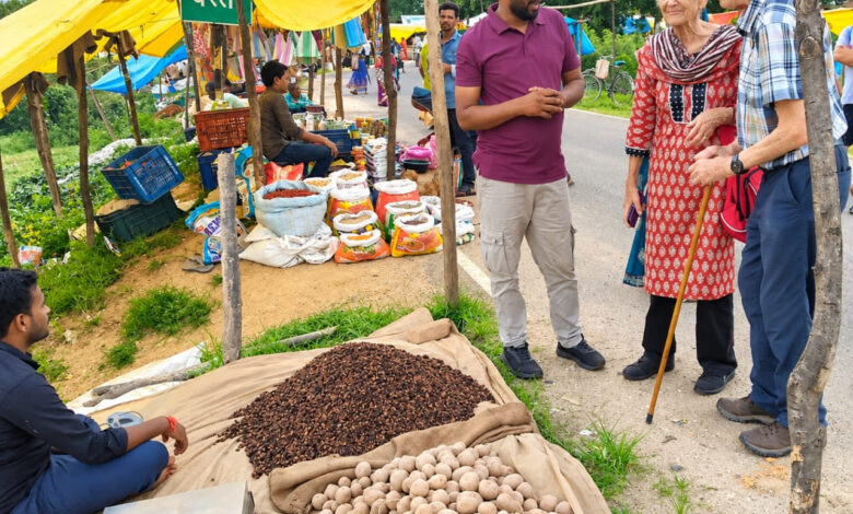 विदेशी पर्यटकों को आकर्षित कर रहा छत्तीसगढ़ का ग्रामीण पर्यटन मॉडल, लमना विलेज स्टे में ब्रिटेन के अतिथियों ने ग्रामीण जीवन, स्थानीय संस्कृति और हाट-बाजार का लिया अनुभव….