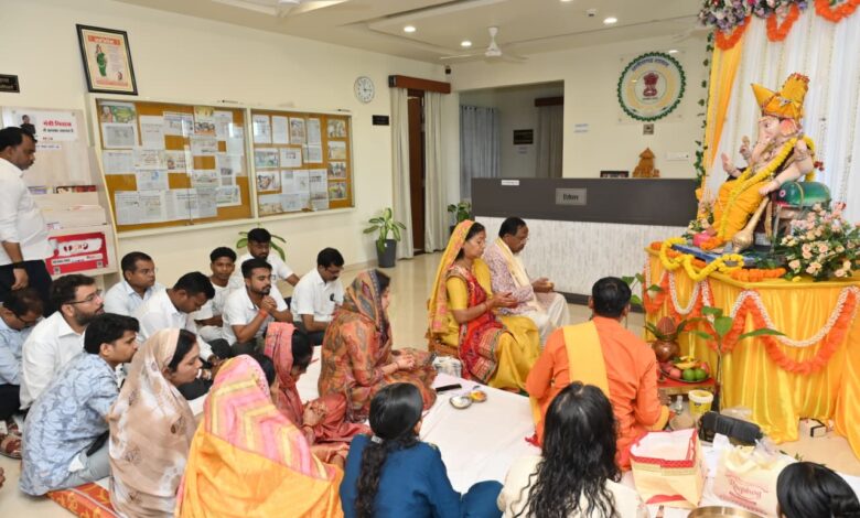 शासकीय निवास में विधि-विधान से विराजे भगवान गणेश, मंत्री रामविचार नेताम ने प्रदेशवासियों को दी शुभकामनाएं……