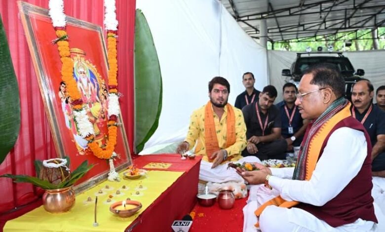 सृजन, कौशल और श्रम के सम्मान का संदेश देती है भगवान विश्वकर्मा की आराधना: मुख्यमंत्री विष्णु देव साय….. सृजन, कौशल और श्रम के सम्मान का संदेश देती है भगवान विश्वकर्मा की आराधना: मुख्यमंत्री विष्णु देव साय…..