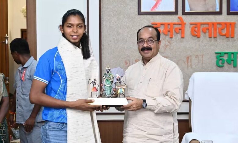 संजू की स्वर्णिम जीत पर उप मुख्यमंत्री अरुण साव ने थपथपाई पीठ, कहा छत्तीसगढ़ के खिलाड़ियों को मिलेगा उनके अनुभव का लाभ…. संजू की स्वर्णिम जीत पर उप मुख्यमंत्री अरुण साव ने थपथपाई पीठ, कहा छत्तीसगढ़ के खिलाड़ियों को मिलेगा उनके अनुभव का लाभ….