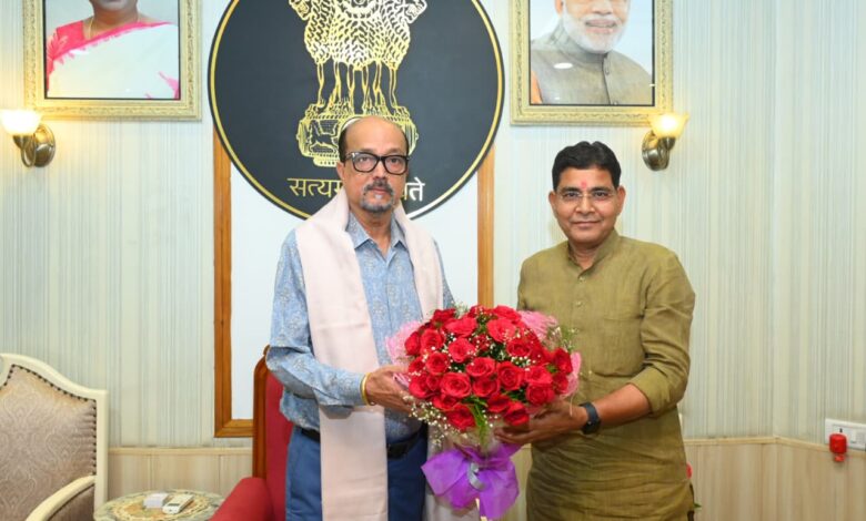राज्यपाल रमेन डेका से मंत्री टंकराम वर्मा ने की सौजन्य भेंट…. राज्यपाल रमेन डेका से मंत्री टंकराम वर्मा ने की सौजन्य भेंट….