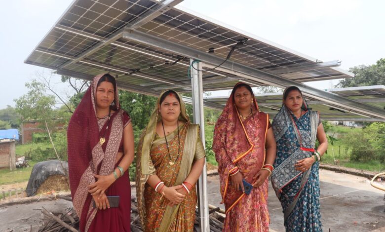 बिहान की सोलर दीदियों ने बढ़ाया आत्मनिर्भरता की ओर कदम, सोलर वेंडर के रूप मे कराया पंजीयन, छतो पर लगा रही सोलर पैनल….