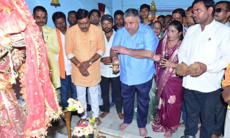 पर्यटन एवं संस्कृति मंत्री राजेश अग्रवाल ने कवर्धा में सिद्धेश्वर महादेव और संकट मोचन हनुमान मंदिर में की पूजा-अर्चना, प्रदेश की सुख-शांति, समृद्धि और जनकल्याण के लिए की प्रार्थना….. पर्यटन एवं संस्कृति मंत्री राजेश अग्रवाल ने कवर्धा में सिद्धेश्वर महादेव और संकट मोचन हनुमान मंदिर में की पूजा-अर्चना, प्रदेश की सुख-शांति, समृद्धि और जनकल्याण के लिए की प्रार्थना…..