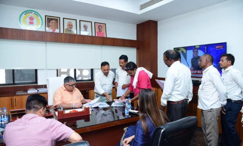 पर्यटन एवं संस्कृति मंत्री राजेश अग्रवाल ने मंत्रालय स्थित कार्यालय में आगंतुकों से की मुलाकात, विभिन्न क्षेत्रों से पहुंचे नागरिकों की सुनी समस्याएं और सुझाव, अधिकारियों को त्वरित समाधान के दिए निर्देश….. पर्यटन एवं संस्कृति मंत्री राजेश अग्रवाल ने मंत्रालय स्थित कार्यालय में आगंतुकों से की मुलाकात, विभिन्न क्षेत्रों से पहुंचे नागरिकों की सुनी समस्याएं और सुझाव, अधिकारियों को त्वरित समाधान के दिए निर्देश…..