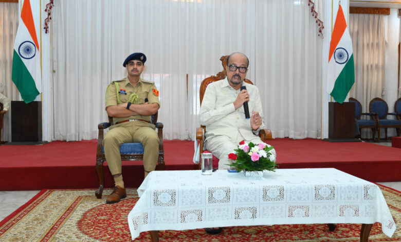 राज्यपाल रमेन डेका ने विद्यार्थियों से किया संवाद, दिए सफलता के मंत्र…. राज्यपाल रमेन डेका ने विद्यार्थियों से किया संवाद, दिए सफलता के मंत्र….