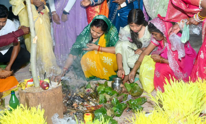करमा पूजा में शामिल हुईं मंत्री लक्ष्मी राजवाड़े, प्रकृति, संस्कृति और लोकपरंपराओं के संरक्षण का दिया संदेश, गृह ग्राम बीरपुर में ग्रामीणजनों के साथ विधि-विधान से की करम देव की पूजा-अर्चना, प्रदेशवासियों की सुख-समृद्धि की कामना…..