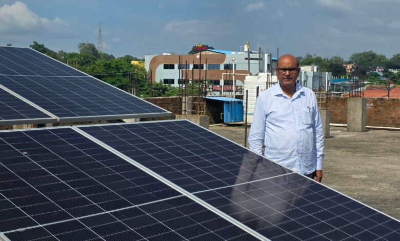बिजली उपभोक्ता से ऊर्जा दाता बनने की ओर बढ़ते कदम, प्रधानमंत्री सूर्य घर मुफ्त बिजली योजना से घरों की छतें बनीं ऊर्जा उत्पादन की इकाइयां, सरगुजा में 1,733 घरों में स्थापित हुए रूफटॉप सोलर संयंत्र…. बिजली उपभोक्ता से ऊर्जा दाता बनने की ओर बढ़ते कदम, प्रधानमंत्री सूर्य घर मुफ्त बिजली योजना से घरों की छतें बनीं ऊर्जा उत्पादन की इकाइयां, सरगुजा में 1,733 घरों में स्थापित हुए रूफटॉप सोलर संयंत्र….