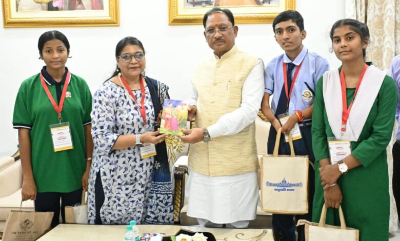राष्ट्रपति से भेंट कर लौटे प्रतिभावान विद्यार्थियों ने मुख्यमंत्री विष्णु देव साय से की सौजन्य मुलाकात…..