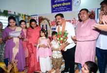 फूल लेकर आए नन्हे कदम, उप मुख्यमंत्री ने बच्चों को गोद में उठाया, बच्चों की मासूमियत ने जीता दिल, दर्रीपारा कवर्धा के आंगनबाड़ी केंद्र में ‘आंगन मिलन सेवा’ में बच्चों से घुले-मिले उप मुख्यमंत्री…. फूल लेकर आए नन्हे कदम, उप मुख्यमंत्री ने बच्चों को गोद में उठाया, बच्चों की मासूमियत ने जीता दिल, दर्रीपारा कवर्धा के आंगनबाड़ी केंद्र में ‘आंगन मिलन सेवा’ में बच्चों से घुले-मिले उप मुख्यमंत्री….