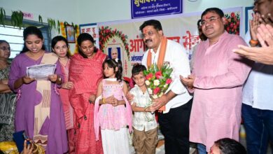 फूल लेकर आए नन्हे कदम, उप मुख्यमंत्री ने बच्चों को गोद में उठाया, बच्चों की मासूमियत ने जीता दिल, दर्रीपारा कवर्धा के आंगनबाड़ी केंद्र में ‘आंगन मिलन सेवा’ में बच्चों से घुले-मिले उप मुख्यमंत्री…. फूल लेकर आए नन्हे कदम, उप मुख्यमंत्री ने बच्चों को गोद में उठाया, बच्चों की मासूमियत ने जीता दिल, दर्रीपारा कवर्धा के आंगनबाड़ी केंद्र में ‘आंगन मिलन सेवा’ में बच्चों से घुले-मिले उप मुख्यमंत्री….