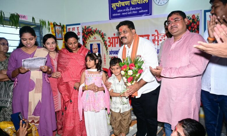 फूल लेकर आए नन्हे कदम, उप मुख्यमंत्री ने बच्चों को गोद में उठाया, बच्चों की मासूमियत ने जीता दिल, दर्रीपारा कवर्धा के आंगनबाड़ी केंद्र में ‘आंगन मिलन सेवा’ में बच्चों से घुले-मिले उप मुख्यमंत्री….
