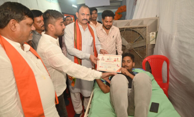 एक छत के नीचे जुटे विशेषज्ञ डॉक्टर, 10 हजार लोगों के स्वास्थ्य परीक्षण का लक्ष्य, स्वास्थ्य मंत्री श्याम बिहारी जायसवाल ने किया सेवा संकल्प अभियान के मेगा हेल्थ कैंप का शुभारंभ….. एक छत के नीचे जुटे विशेषज्ञ डॉक्टर, 10 हजार लोगों के स्वास्थ्य परीक्षण का लक्ष्य, स्वास्थ्य मंत्री श्याम बिहारी जायसवाल ने किया सेवा संकल्प अभियान के मेगा हेल्थ कैंप का शुभारंभ…..
