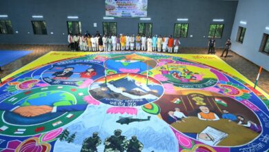 सेवा संकल्प अभियान-‘सेवा के रंग’ कार्यक्रम के तहत निर्मित भव्य रंगोली का मुख्यमंत्री विष्णु देव साय ने किया अवलोकन