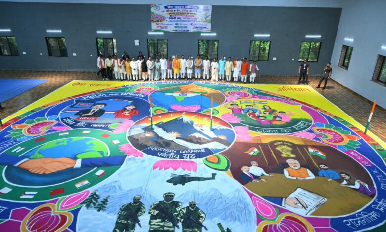 सेवा संकल्प अभियान-‘सेवा के रंग’ कार्यक्रम के तहत निर्मित भव्य रंगोली का मुख्यमंत्री विष्णु देव साय ने किया अवलोकन सेवा संकल्प अभियान-‘सेवा के रंग’ कार्यक्रम के तहत निर्मित भव्य रंगोली का मुख्यमंत्री विष्णु देव साय ने किया अवलोकन
