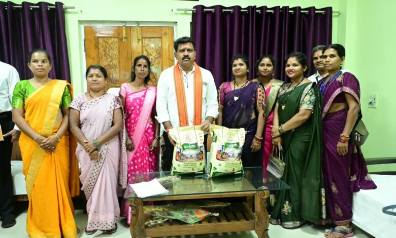 उप मुख्यमंत्री विजय शर्मा से मिलीं माँ दंतेश्वरी महिला किसान उत्पादक कंपनी की सदस्य, उप मुख्यमंत्री ने एनपीओपी प्रमाणन मिलने पर दी बधाई…. उप मुख्यमंत्री विजय शर्मा से मिलीं माँ दंतेश्वरी महिला किसान उत्पादक कंपनी की सदस्य, उप मुख्यमंत्री ने एनपीओपी प्रमाणन मिलने पर दी बधाई….