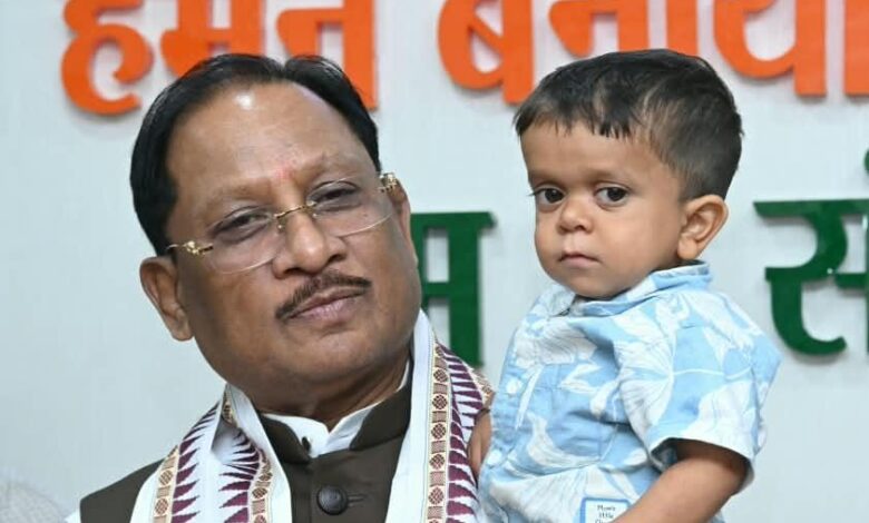 मुख्यमंत्री साय की संवेदनशील पहल से दुर्लभ बीमारी से जूझ रहे 10 वर्षीय रिमोन के परिवार में जगी नई उम्मीद…. मुख्यमंत्री साय की संवेदनशील पहल से दुर्लभ बीमारी से जूझ रहे 10 वर्षीय रिमोन के परिवार में जगी नई उम्मीद….