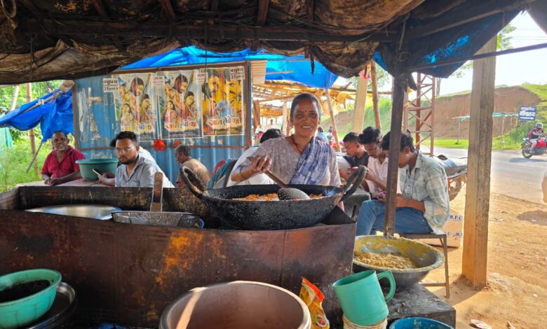 ’सेवा संकल्प अभियान’ : ’सेवा की कहानी: समूह से मिला एक लाख रुपये का सहारा, दुकान और ठेले से आत्मनिर्भर बनीं लाजो’…